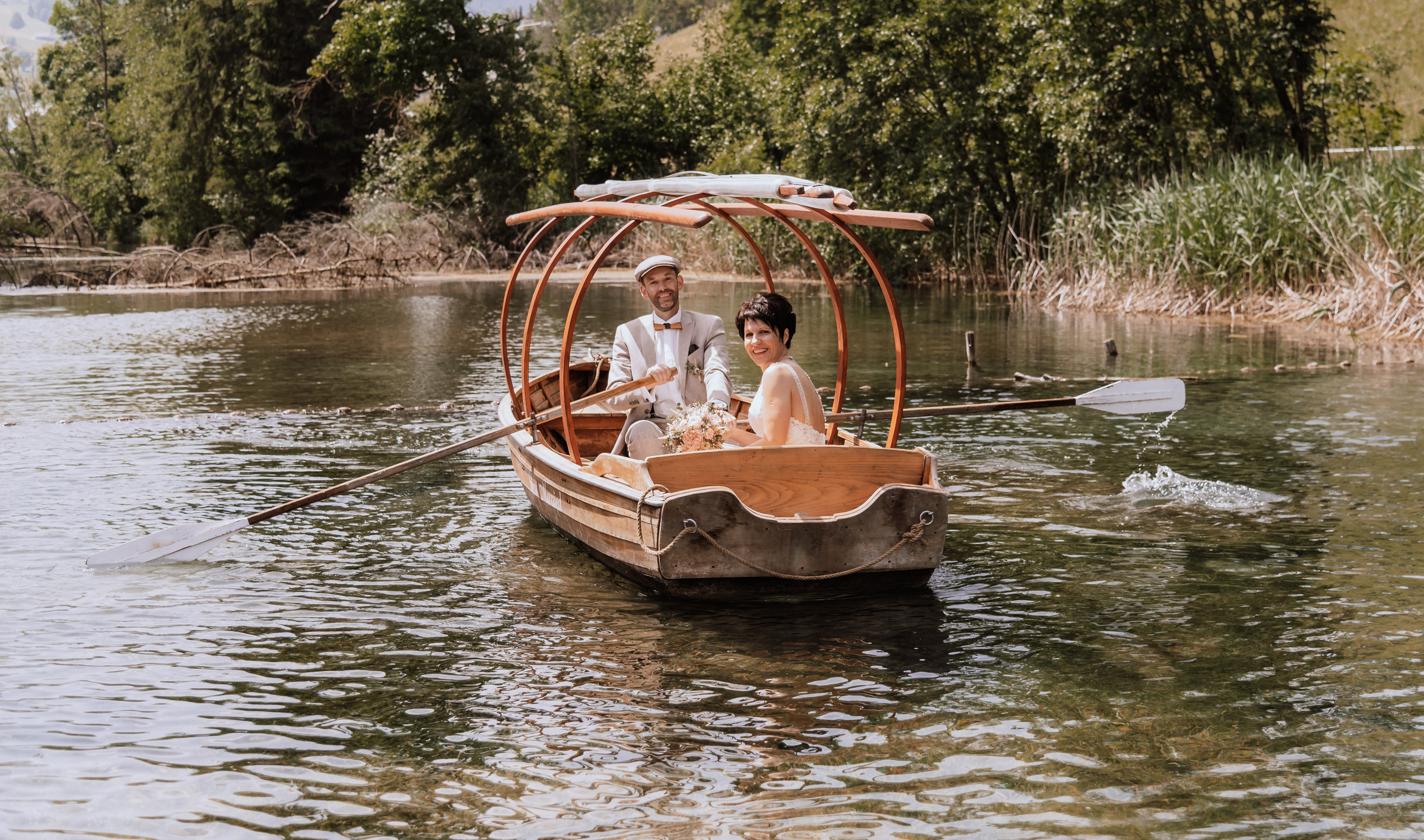 Hochzeitsfotografie Lydia Aeschlimann Brautpaar in Holzboot