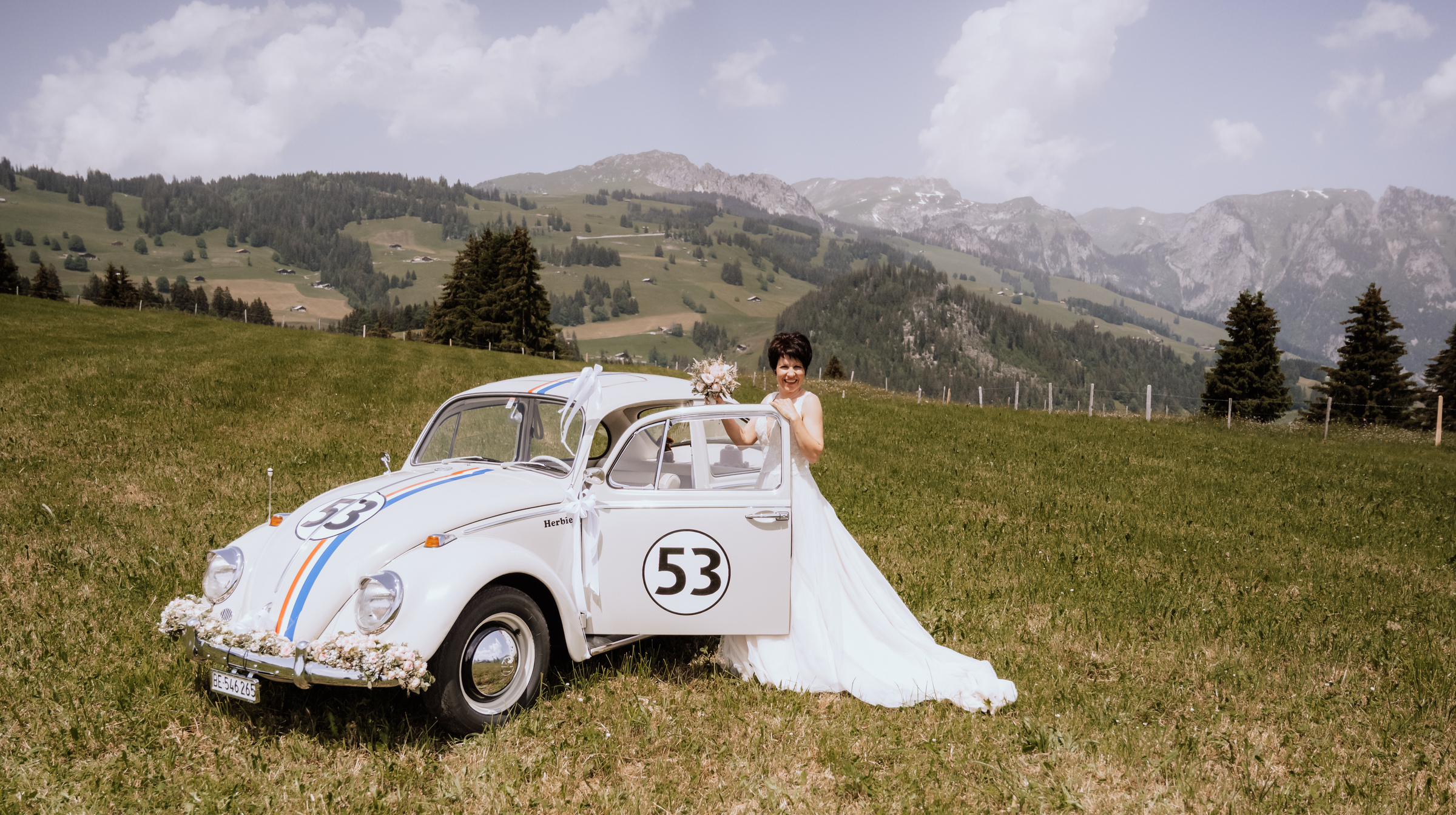 Hochzeitsfotografie Lydia Aeschlimann Brautfoto mit VW Käfer
